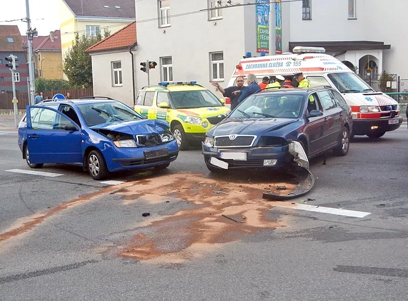 Nehoda na křižovatce Nádražní a Pekárenské
