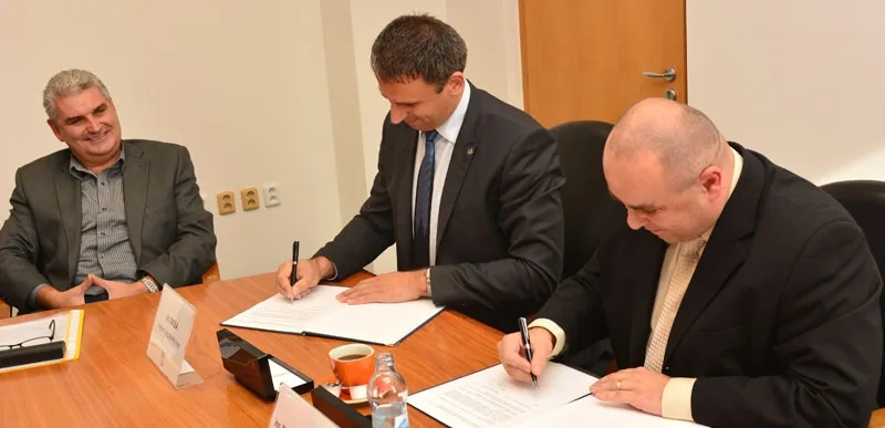 Rektor VŠTE Marek Vochozka a hejtman Jihočeského kraje podepisují Memorandum o spolupráci a podpoře technických oborů na VŠTE v Českých Budějovicích