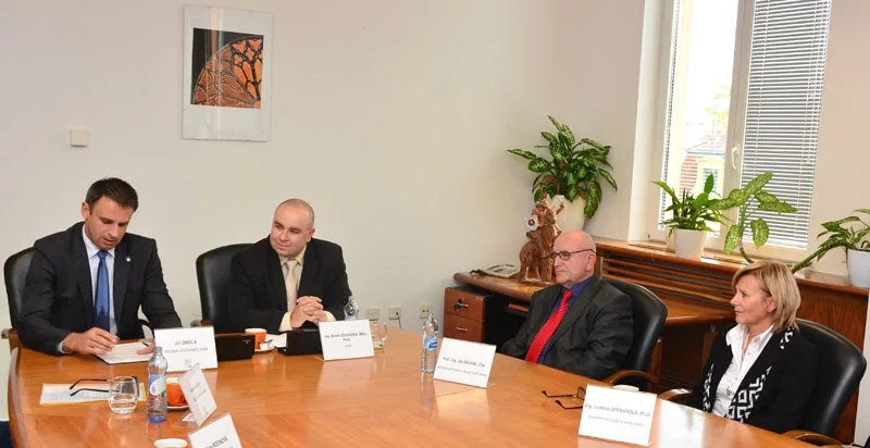 Jihočeský hejtman Zimola, rektor VŠTE Vochozka a prorektoři Váchal s Opekarovou