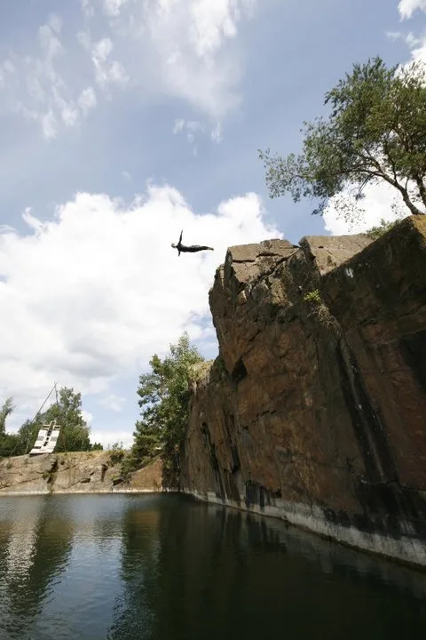Cliff Diver Jan Bílý při seskoku v přírodních podmínkách. Foto Michael Hon