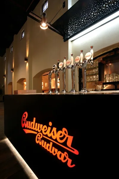 Budweiser Budvar Dark Cherry je k dostání například v Masných krámech