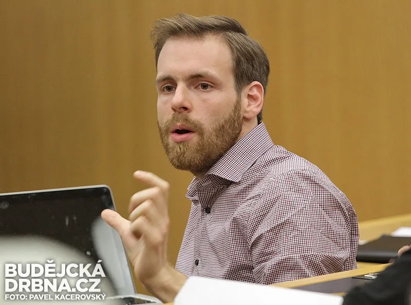 Diskutující Ondřej Kašpárek, jeden z autorů předešlé strategie rozvoje kultury v Budějcích
