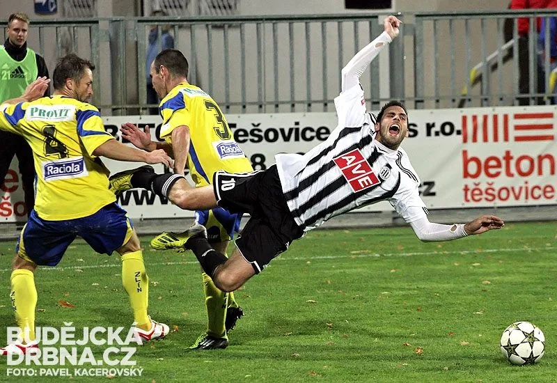 Michal Klesa bráněný Hruškou a Hubáčkem (zprava) se postaral o druhou branku Jihočechů