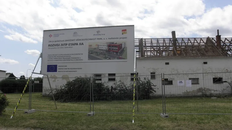 Místo, kde nyní roste nová budova Jihočeského vědeckotechnického parku