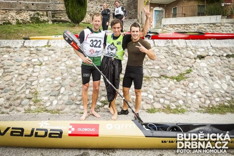 Vítězové maratonu Richard Hála, Jonatán Šrámek a první kajakář Tomáš Slovák (zprava)