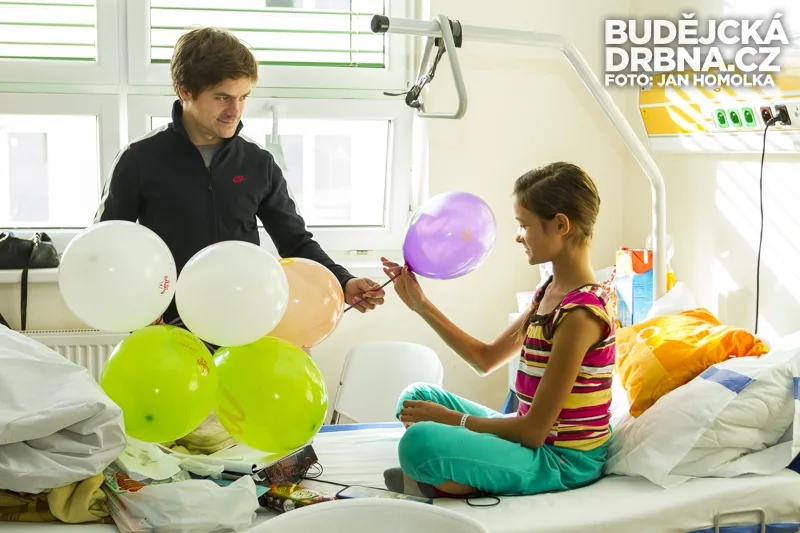 Výtěžek z charitativní fotbalové exhibice dostalo onkohematologické oddělení budějcké nemocnice