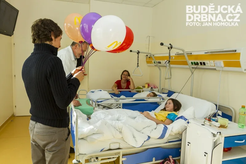 Výtěžek z charitativní fotbalové exhibice dostalo onkohematologické oddělení budějcké nemocnice