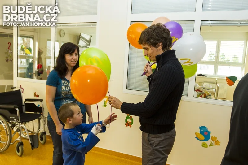 Výtěžek z charitativní fotbalové exhibice dostalo onkohematologické oddělení budějcké nemocnice