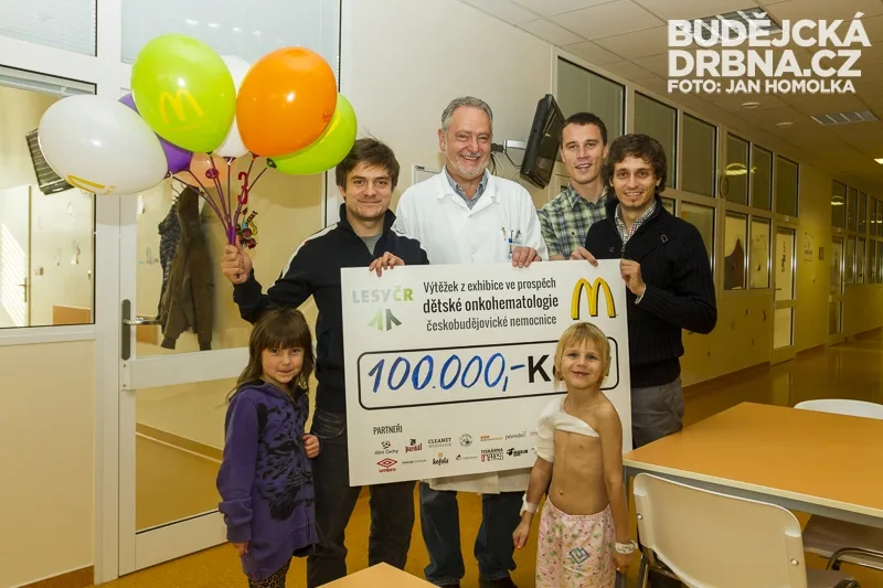 Výtěžek z charitativní fotbalové exhibice dostalo onkohematologické oddělení budějcké nemocnice