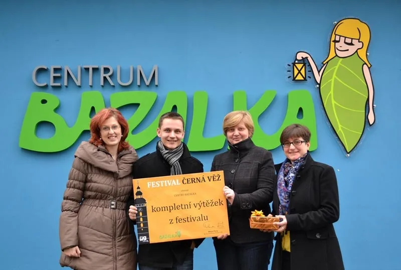 Ředitelka Centra Bazalka Vanda Polívková přebírá výtěžek 11 tisíc korun z rukou Milana Plevy, ředitele festivalu