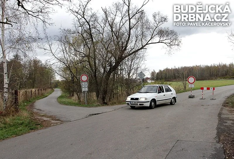 Touto cestou podél kolejí se bude od Suchého Vrbného přijíždět do Mladého