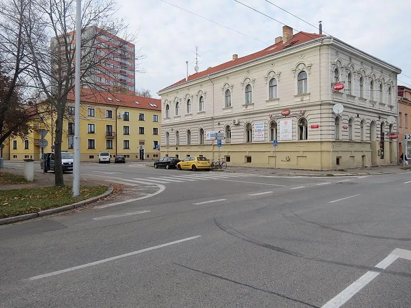 Nehoda se stala na přechodu pro chodce vedle Restaurace U Kanonu