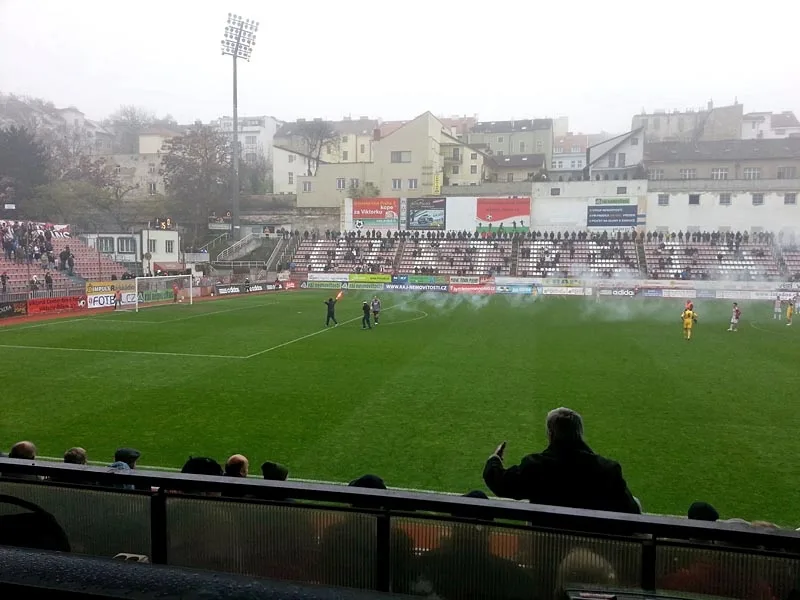 Fanoušci Dynama pobíhající na trávníku Viktorie Žižkov