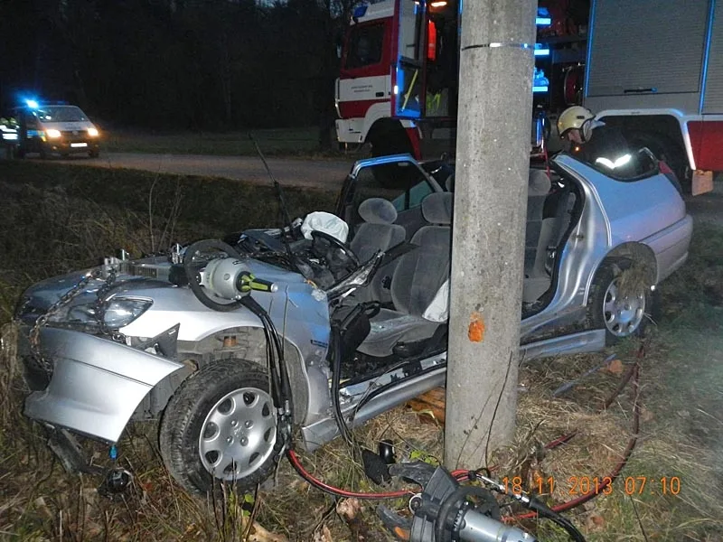 Zdemolovaný Peugeot 306 po ranní nehodě nedaleko Týna nad Vltavou