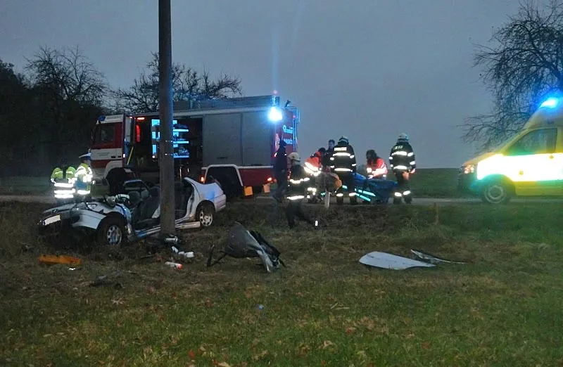 Zdemolovaný Peugeot 306 po ranní nehodě nedaleko Týna nad Vltavou
