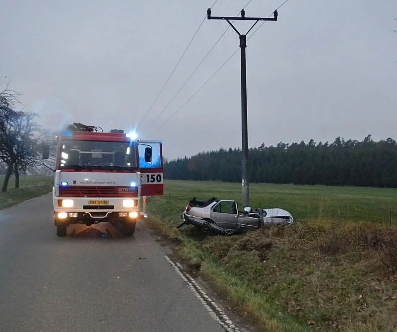 Peugeot 306 narazil do sloupu