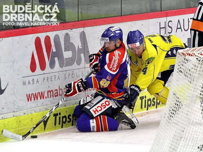 Domácí útočník Petr Šachl před Tomášem Rodem