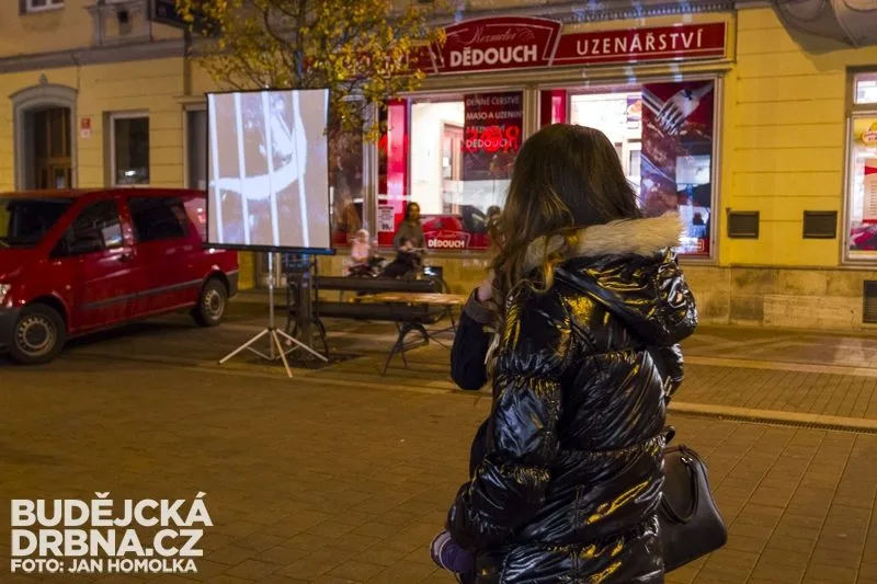 Promítání filmu Pozemšťané na Lannově třídě