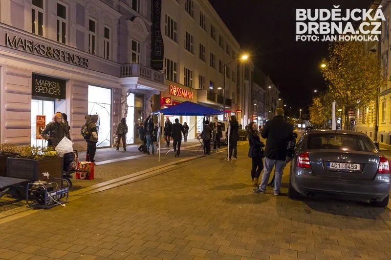 Promítání filmu Pozemšťané na Lannově třídě