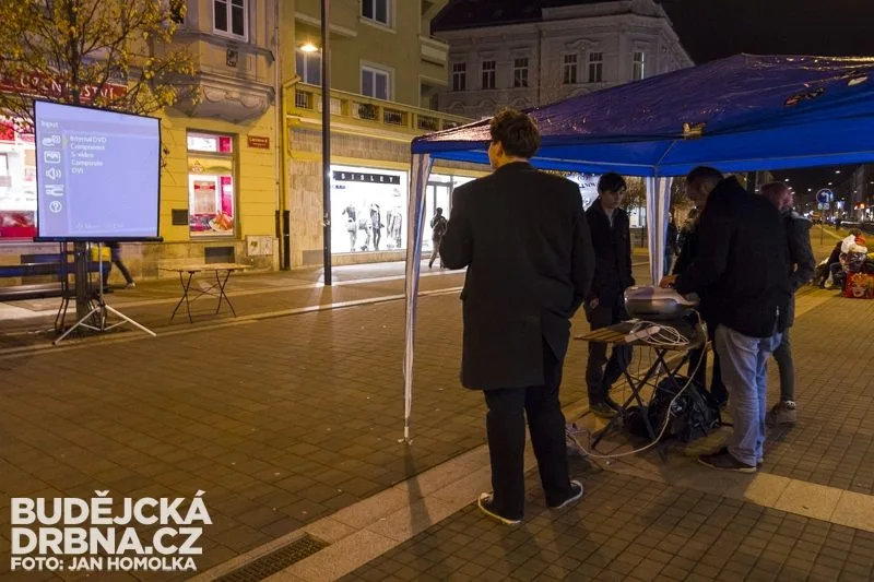 Promítání filmu Pozemšťané na Lannově třídě