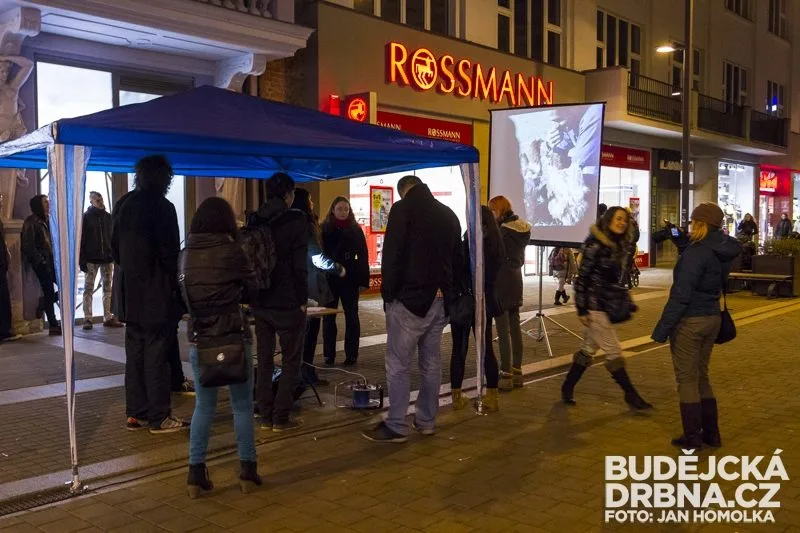 Promítání filmu Pozemšťané na Lannově třídě