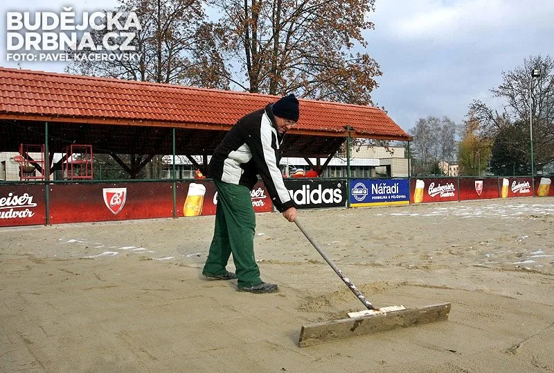 Zaměstnanec Beach klubu České Budějovice připravuje kurty, na kterých vznikne kluziště