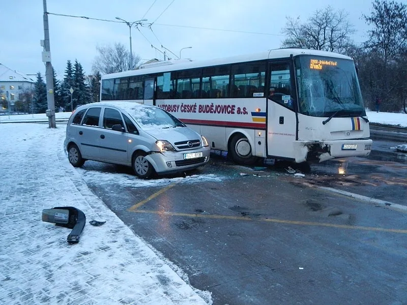 Srážka autobusu, trolejbusu a osobního automobilu na Lidické