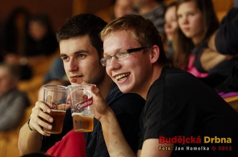 Permanentkáři dostanou pivo zadarmo, ostatní ho budou mít za 10 Kč