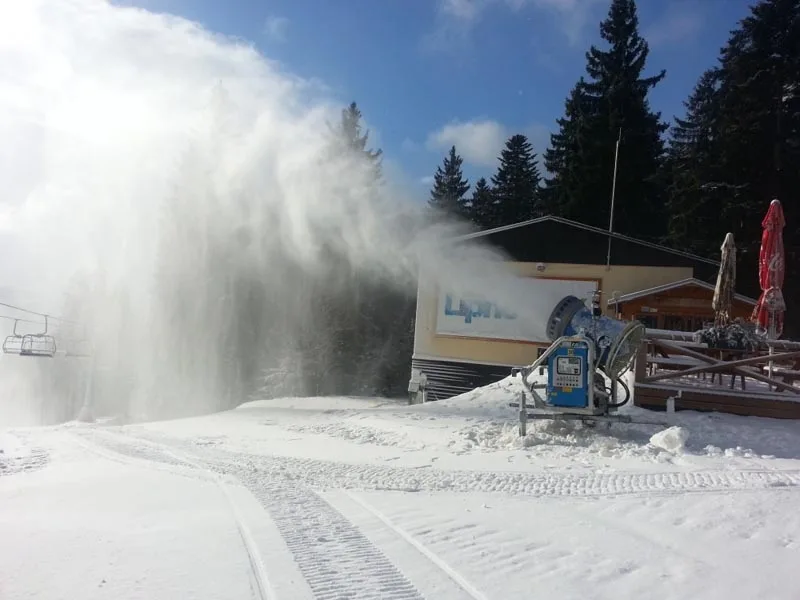 Zasněžování Jezerní sjezdovky ve Skiareálu Lipno