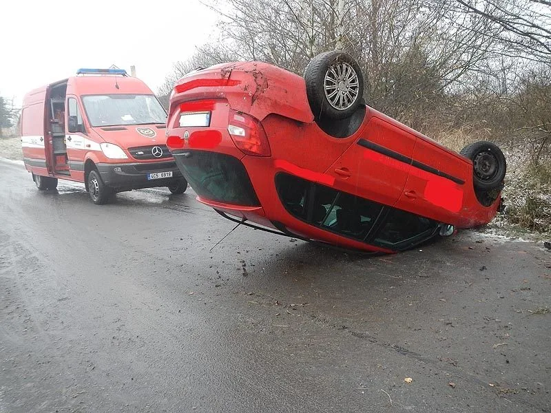 Škoda Fabia Combi skončila u Olešníku na střeše