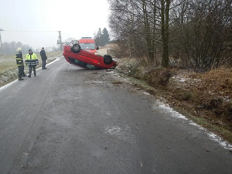 Škoda Fabia Combi skončila u Olešníku na střeše