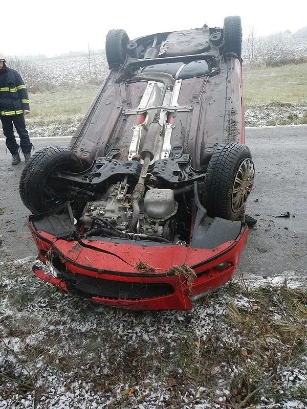 Škoda Fabia Combi skončila u Olešníku na střeše