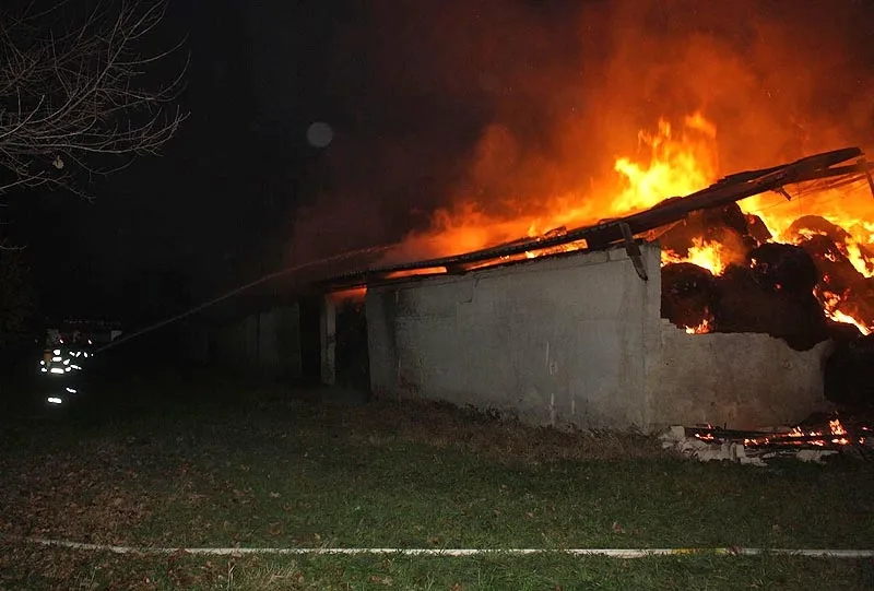 Požár skladu slámy v Čejkovicích