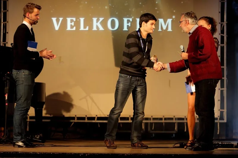 David Březina, režisér filmu The Death Contract, přebírá ocenění z rukou Libora Grubhoffera, rektora Jihočeské univerzity