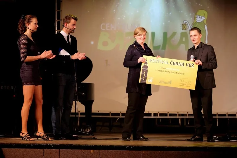 Ředitelka Centra Bazalka Vanda Polívková přebírá šek v hodnotě výtěžku festivalu z rukou Milana Plevy, ředitele festivalu