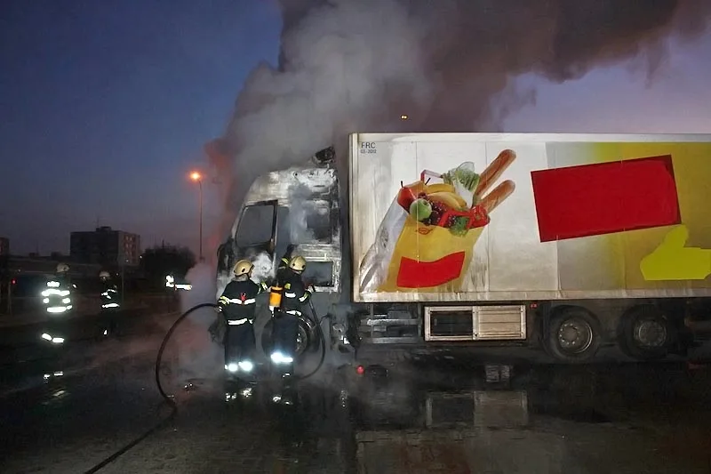 Požár kamionu v Dubenské ulici