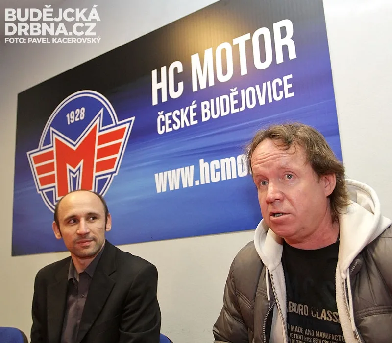Nový trenér Motoru Petr Rosol (vpravo) jen pár hodin po podpisu kontraktu v Českých Budějovicích