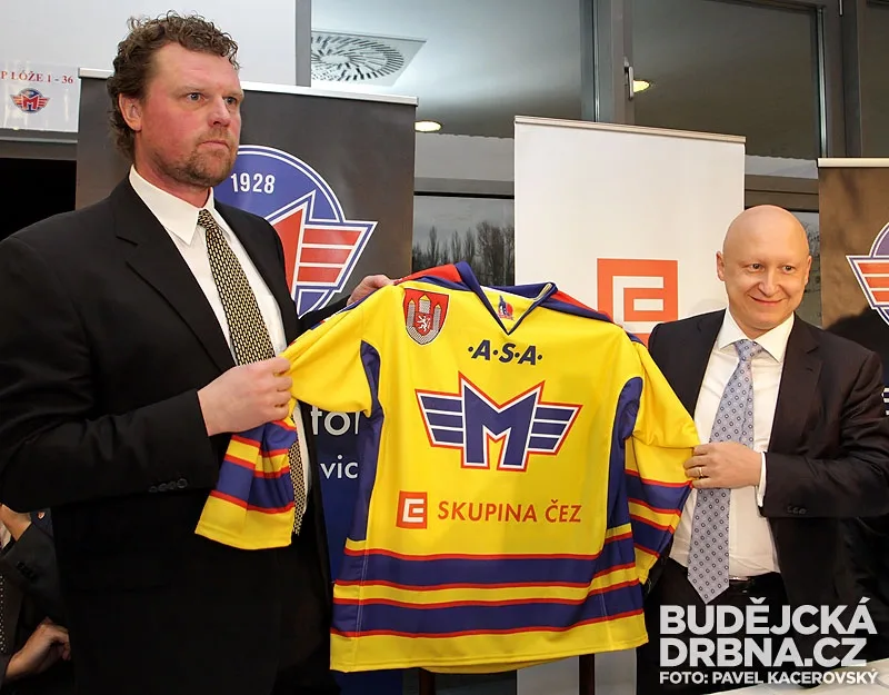 Prezident Motoru Roman Turek a generální ředitel Skupiny ČEZ Daniel Beneš představují nový dres