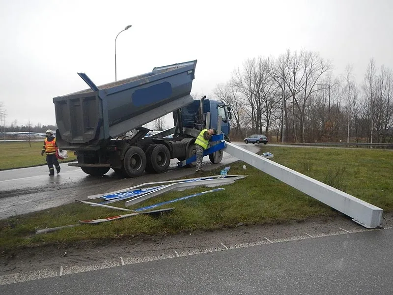 Nákladní automobil zničil dopravní návěst na kruhovém objezdu na Okružní ulici