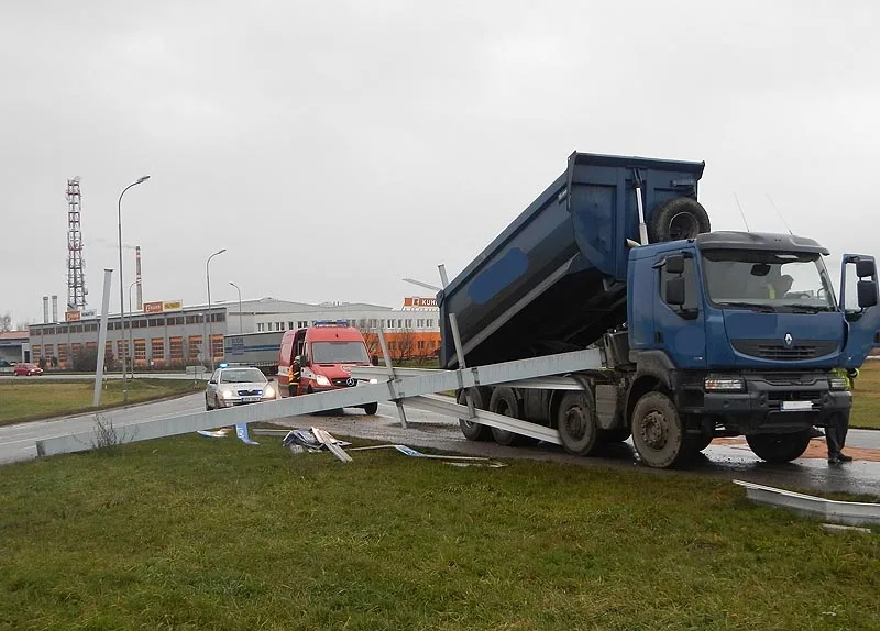Nákladní automobil zničil dopravní návěst na kruhovém objezdu na Okružní ulici