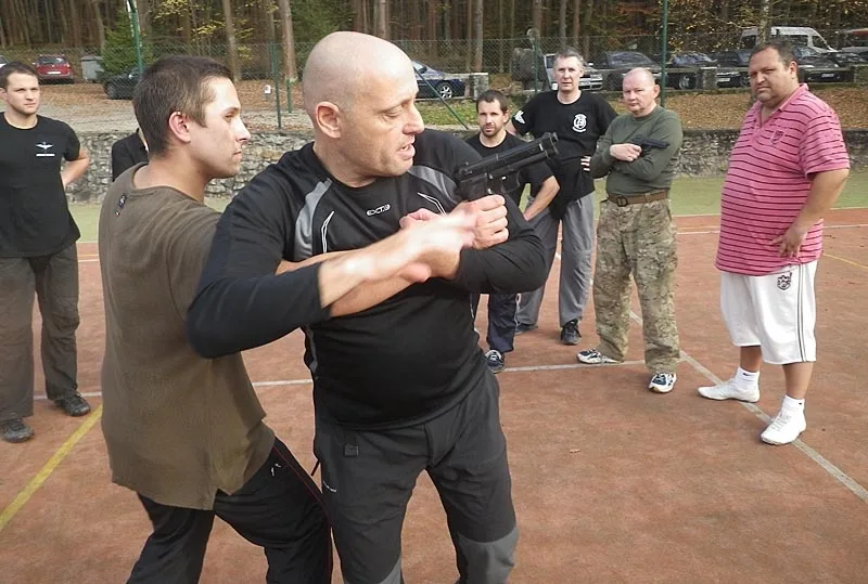 Ikona bojového systému krav maga Itay Gil při semináři v Poněšicích