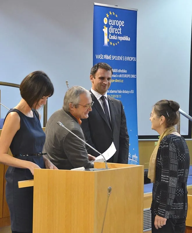 Hejtman Jiří Zimola a krajský radní pro školství Tomeš Vytiska předávají certifikát absolventům jazykových kurzů - angličtina pro seniory