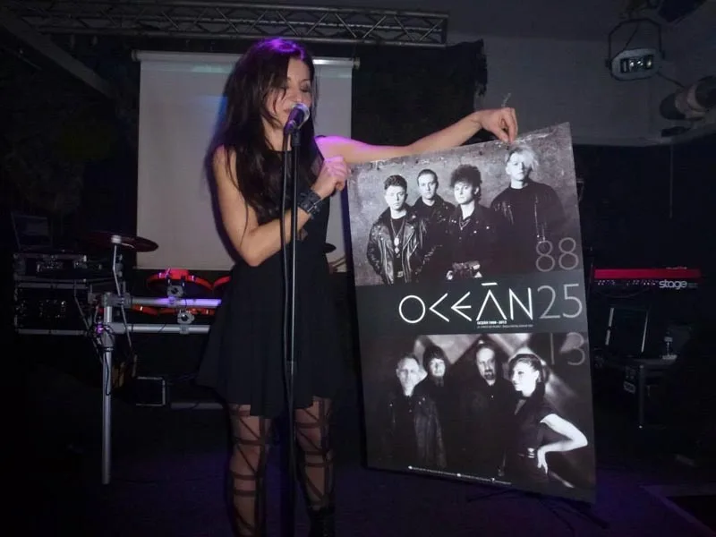 Zpěvačka Jitka Charvátová při křtu speciálního plakátu k výročí 25 let od vydání singlu Ráchel Dávná zem