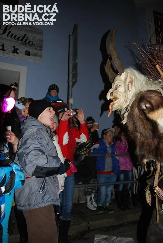 Děti krampusy doslova provokovaly