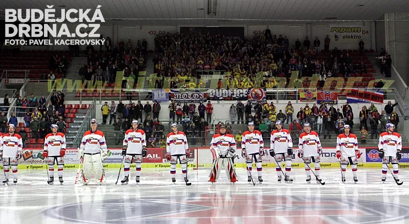 Motor nastoupil v retro dresech mužstva AC Stadion České Budějovice