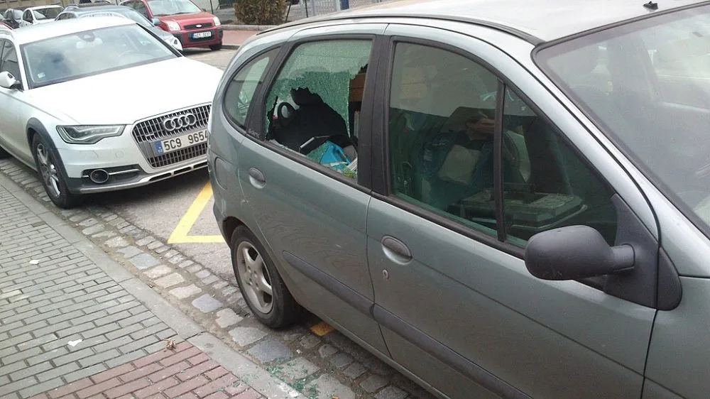 Rozbité okno Renaultu Scénic Romana Jinšíka staršího