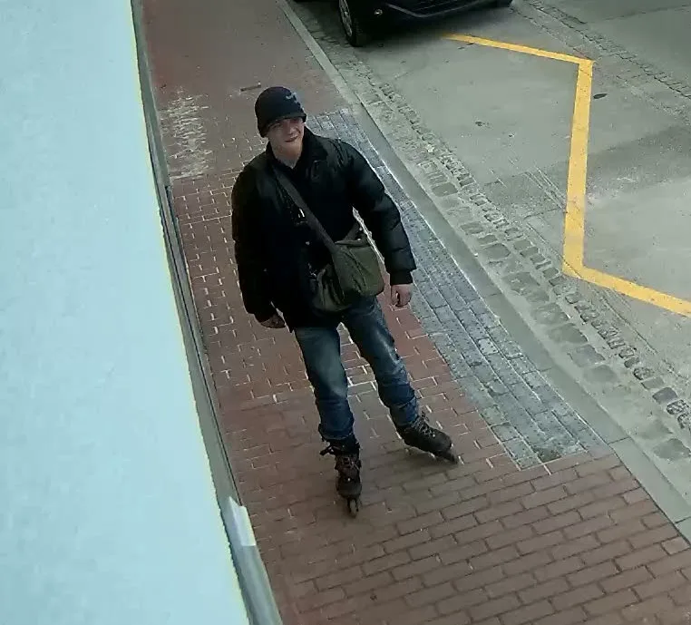 Mladík, který z auta našeho čtenáře ukradl pracovní nářadí