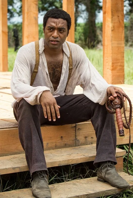 Chiwetel Ejiofor jako Solomon Northupa ve filmu 12 let v řetězech