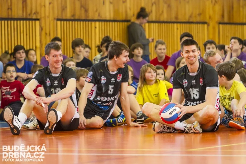 Nadšení školáci z Oskarky si zatrénovali s volejbalisty Jihostroje