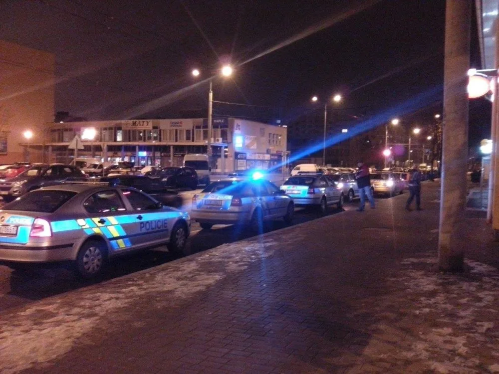 Policejní vozy před Bowlingem Jiskra
